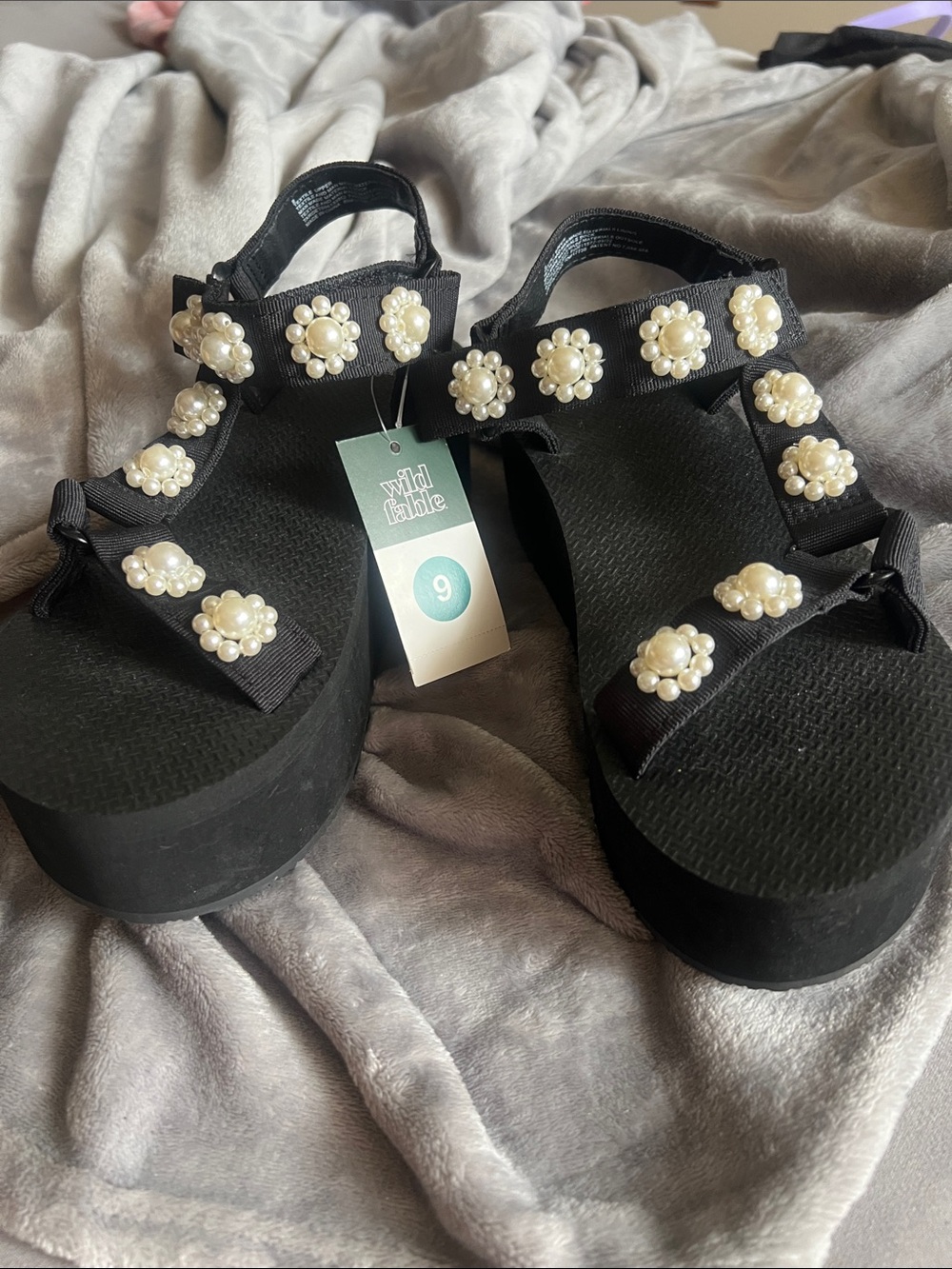 Wild Fable Jolene Black Velcro, Pearl Embellishment, Women 9 Sandals, new/tag